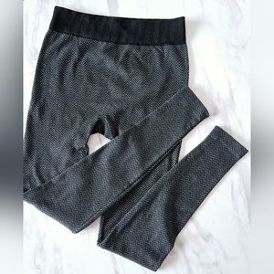 La Classe Couture Stylish Herringbone Leggings (M/L)